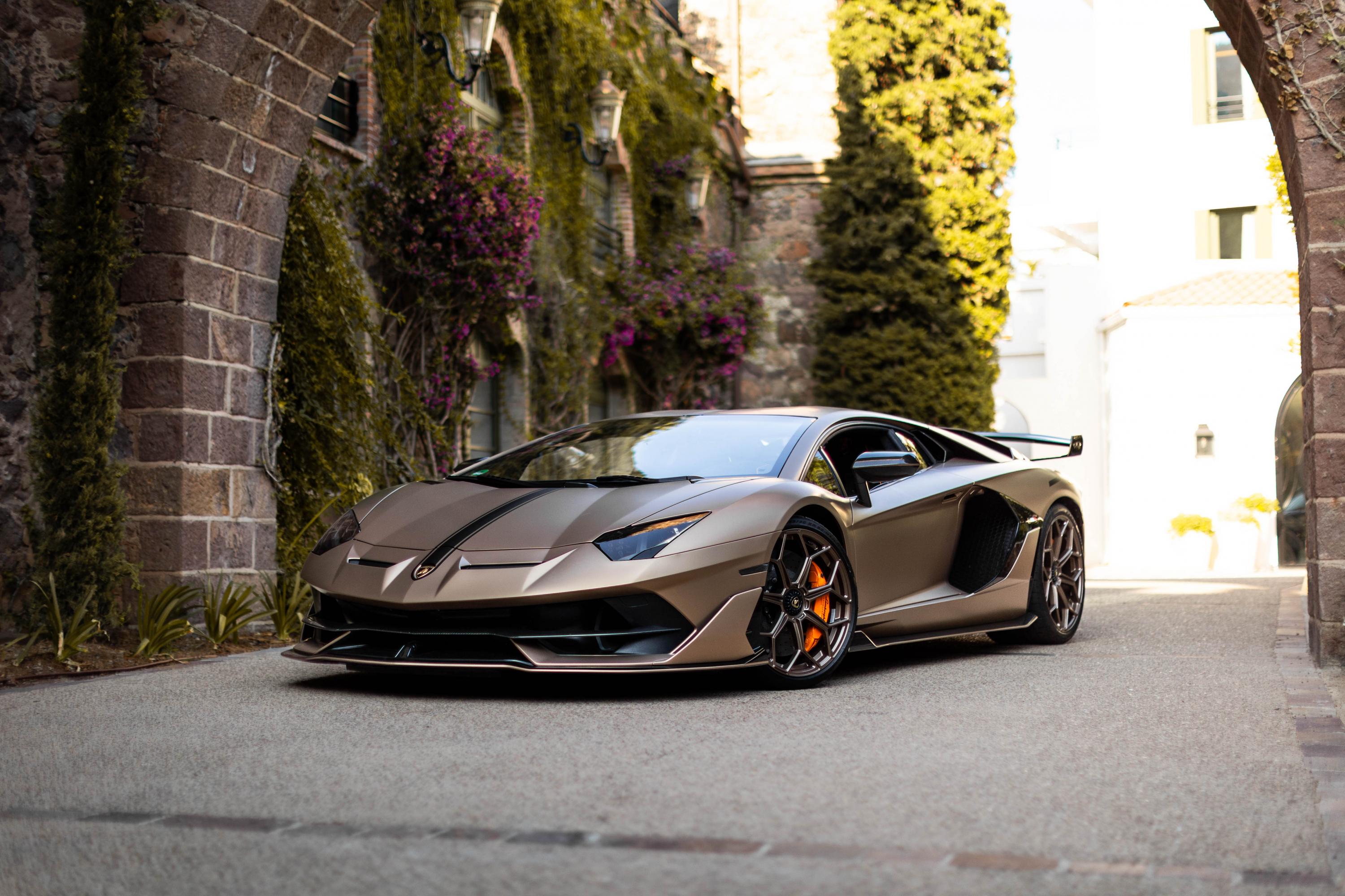 Covering Gold et détails noir sur une Lamborghini SVJ près de Monaco