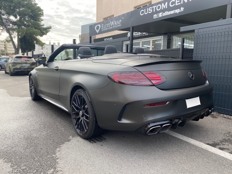 Mercedes C63S AMG Cabriolet avec un covering noir matt / satine