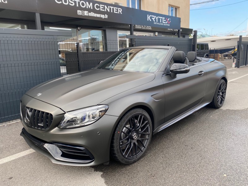 Mercedes C63 AMG avec un covering noir diamant satiné + détails