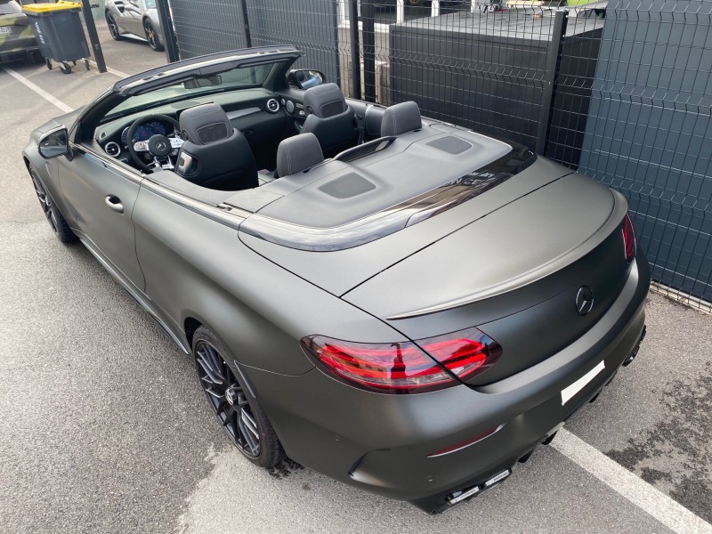 Mercedes C63S AMG Cabriolet avec un covering noir matt / satine